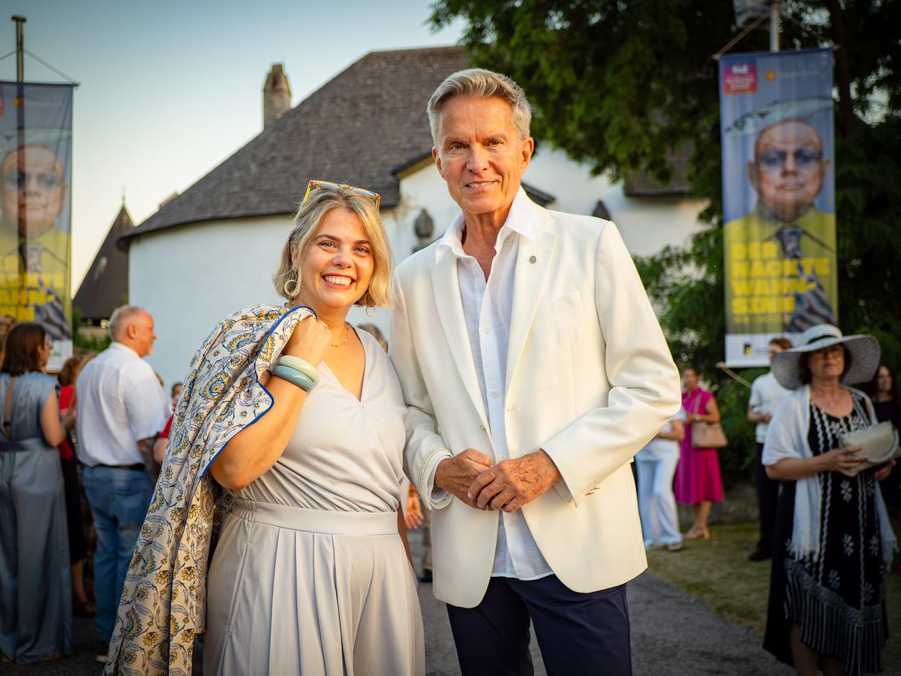 Claudia Priber und Alfons Haider vor dem Schlosseingang