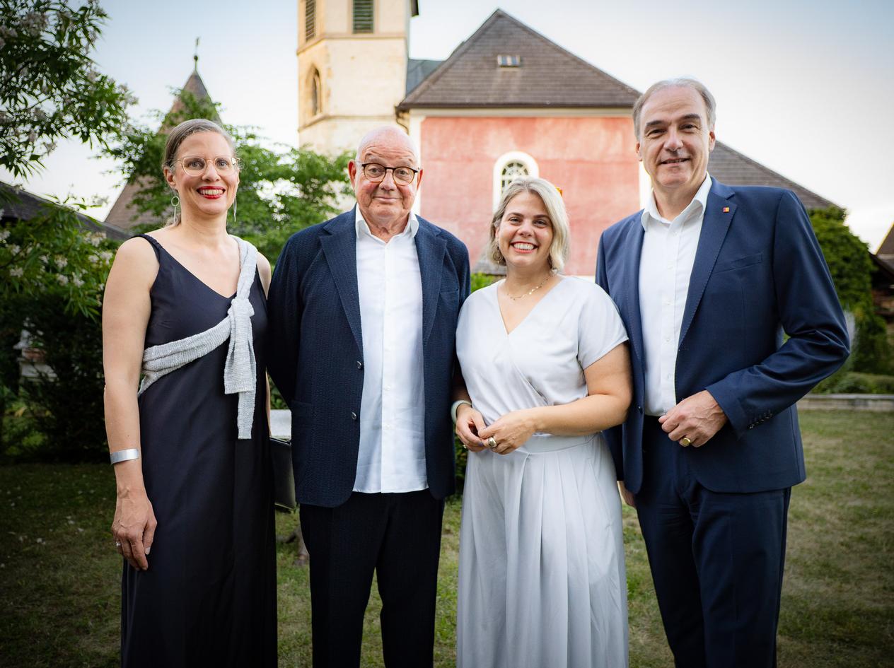 Premierengäste mit Wolfgang Böck